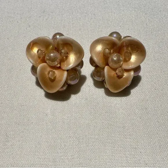 Lucite Flower with Pearl Clip on Earrings. Vintage - Picture 2 of 5